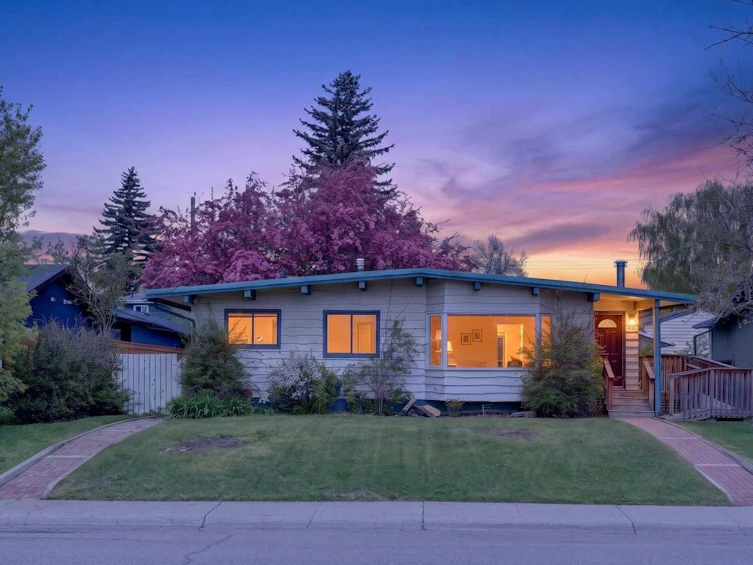 920 87 Avenue SW, Calgary, AB, T2V 0W1
