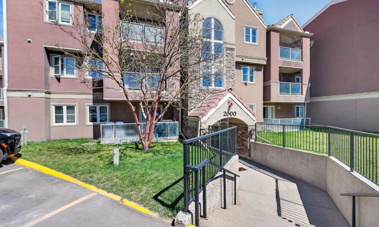 2031-2031 Edenwold Heights NW