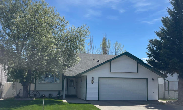 16 Upland Street W