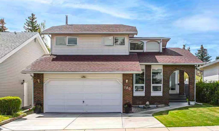 180 Woodglen Way SW
