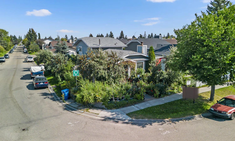 16 Tararidge Drive NE