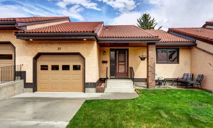 30-118 Strathcona Road SW