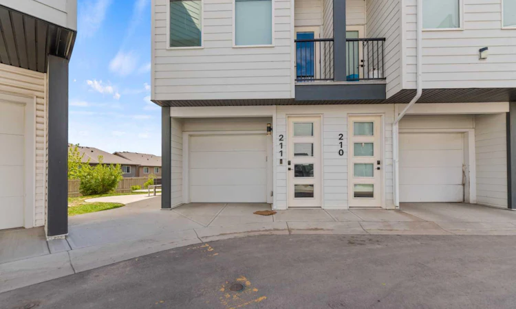 211-101 Panatella Square NW