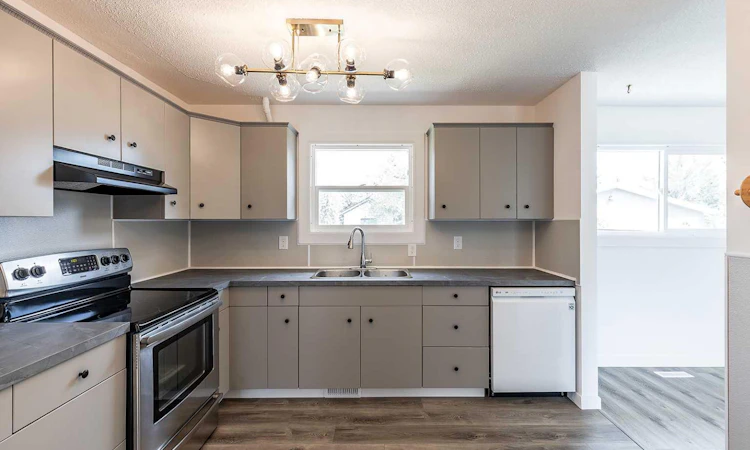 320 16 Street NE