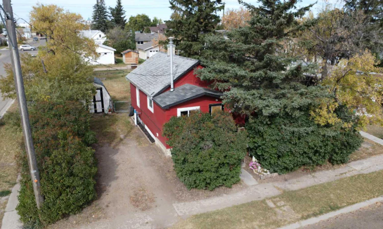 320 Railway Avenue W