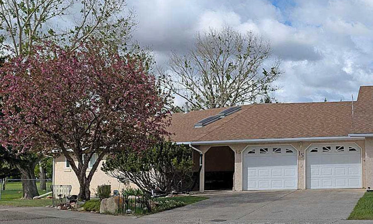 15 Chinook Crescent W