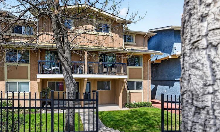 1112-2200 Woodview Drive SW