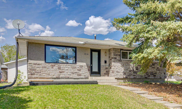 816 Avonlea Place SE