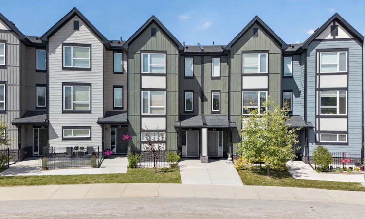 86 Evanscrest Manor NW