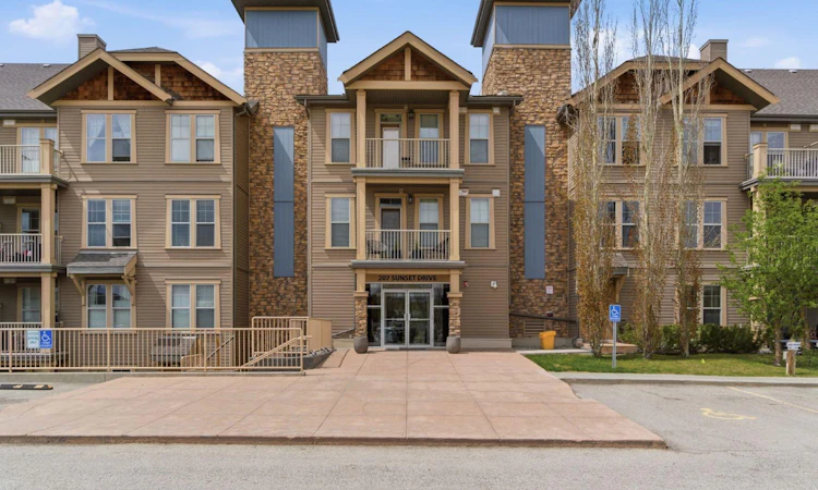 408-207 Sunset Drive