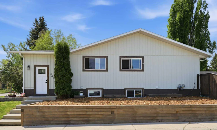 865 Queensland Drive SE