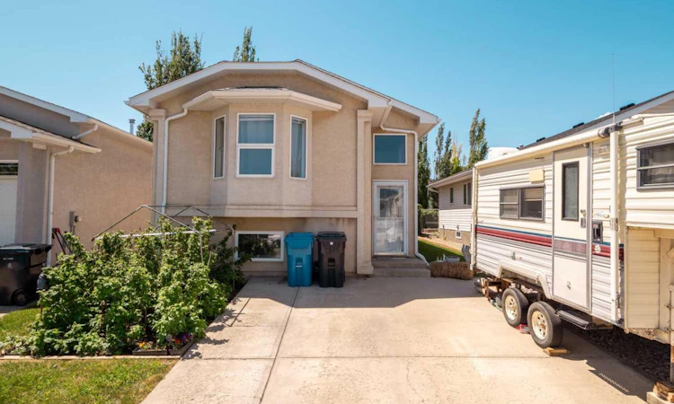 76 Blackfoot Crescent W