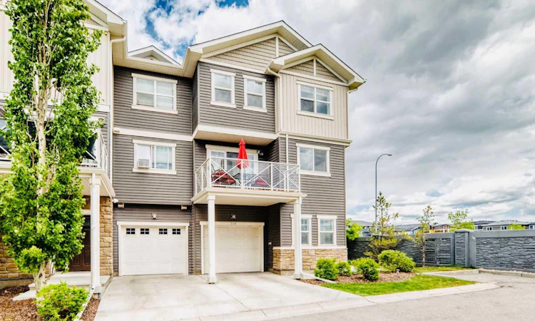 310 Skyview Ranch Grove NE