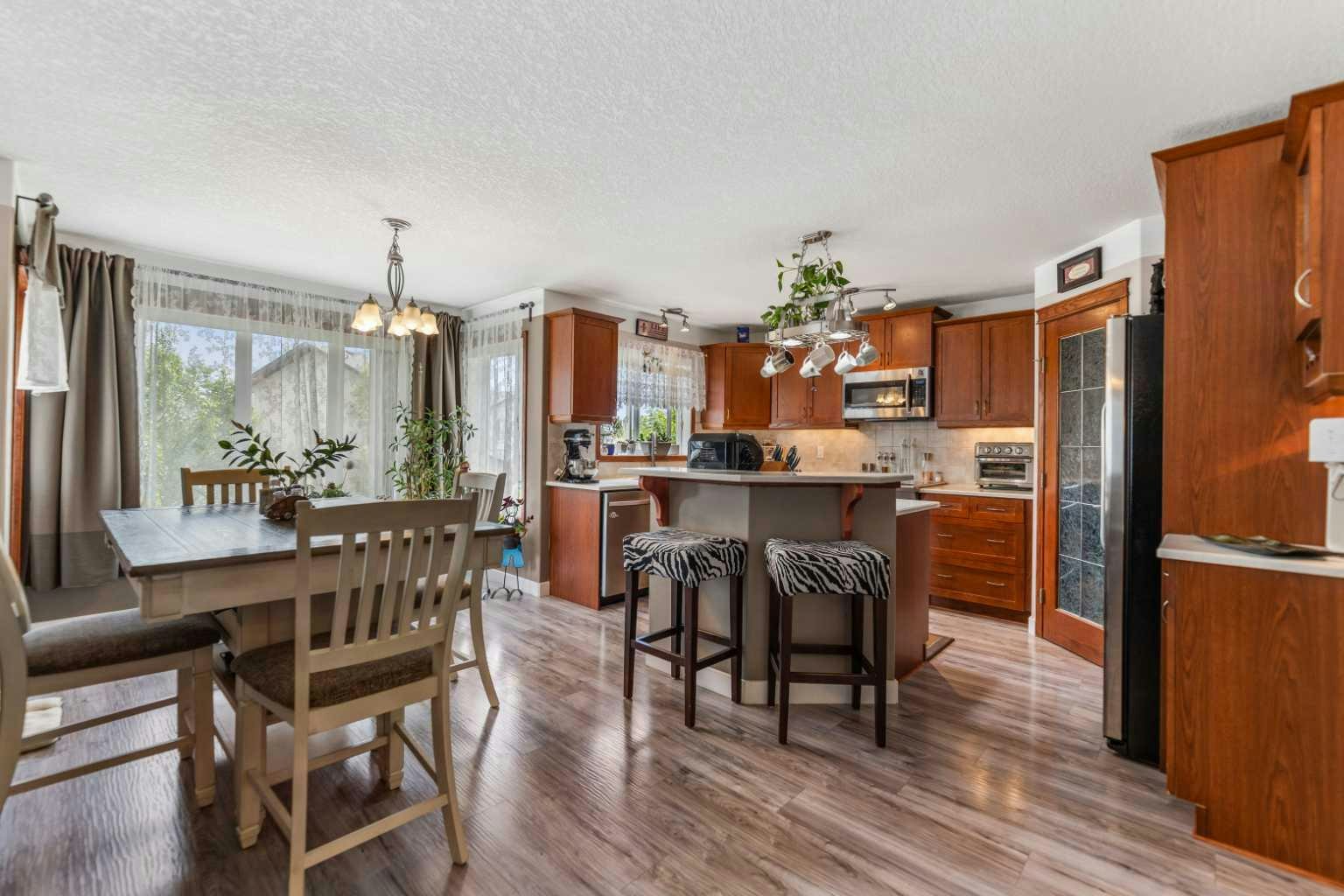 123 Hawkmere View, Chestermere, AB, T1X 1T7