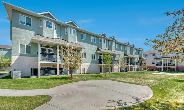 318 Strathcona Circle