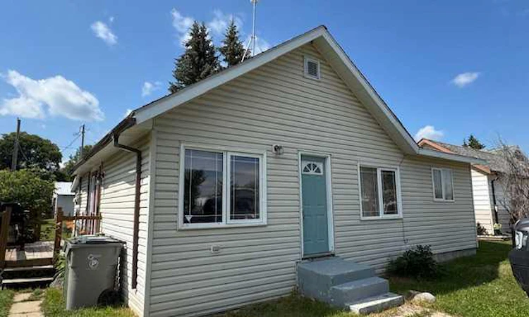 208 1 Street W