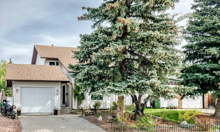 68 Woodview Court SW