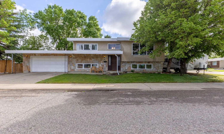 5 Larkspur Road N