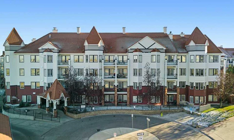 240-60 Royal Oak Plaza NW