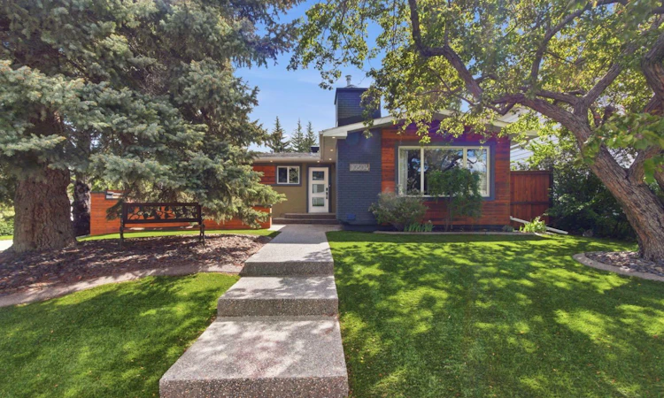 10504 Spadina Drive SW