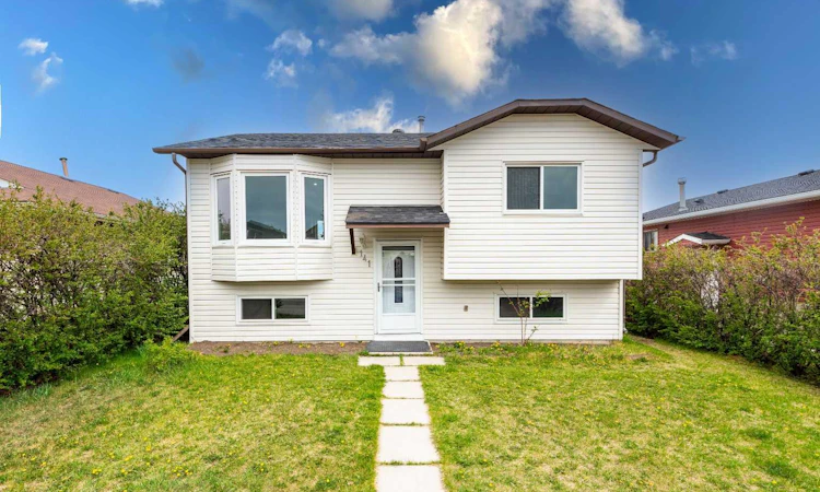 141 Falshire Close NE