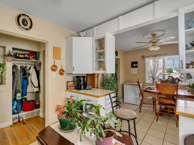 7621 23 Street SE, Calgary, AB, T2C 0Y2 - 9