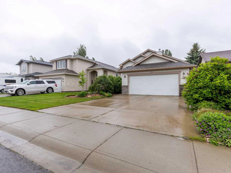 293 Heritage Boulevard W, Lethbridge, AB, T1K 7M5 - 2