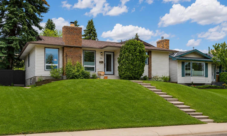 120 Silverthorn Way NW
