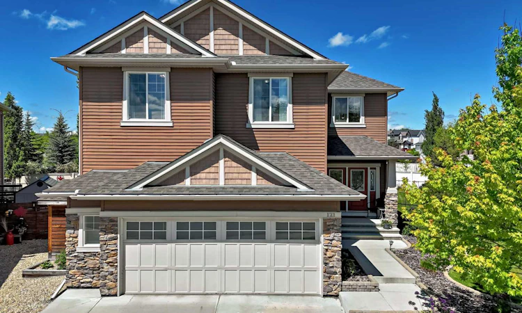 121 Drake Landing Manor