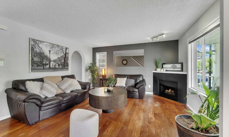 27-4 Stonegate Drive NW