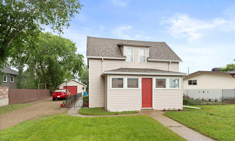 317 3 Street W