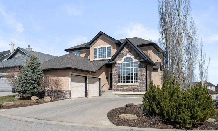 32 Evercreek Bluffs Crescent SW