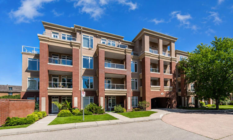404-4 Hemlock Crescent SW