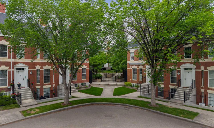 76 Inverness Square SE