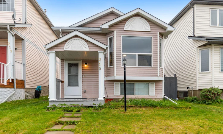 215 Carmel Close NE
