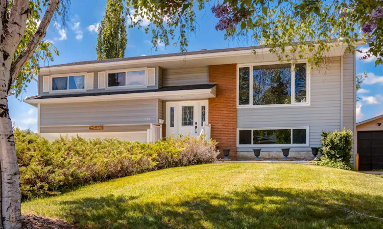 216 Cannington Place SW