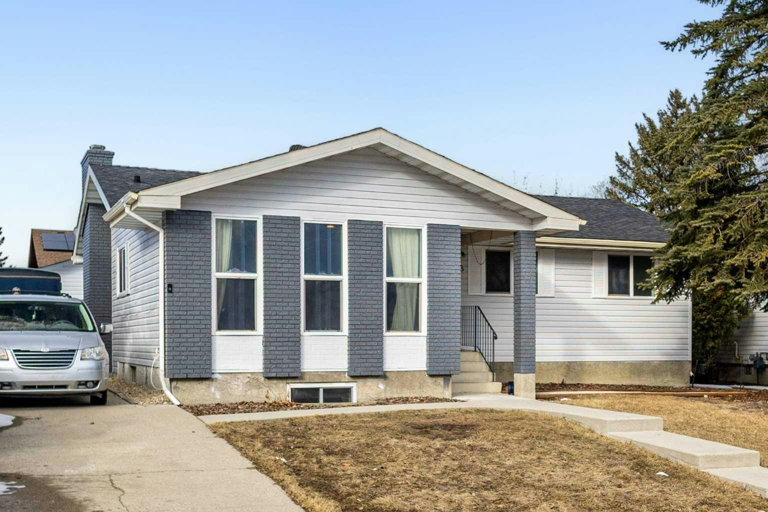 208 Woodpark Place SW, Calgary, AB, T2M 2S5