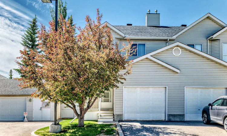 325 Mt Douglas Manor SE