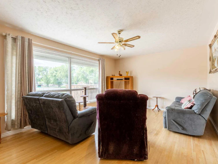 2305 7 Avenue N, Lethbridge, AB, T1H 0Z2 - 9