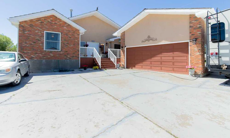 214 3 Street W