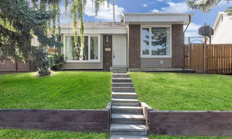 95 Beddington Way NE