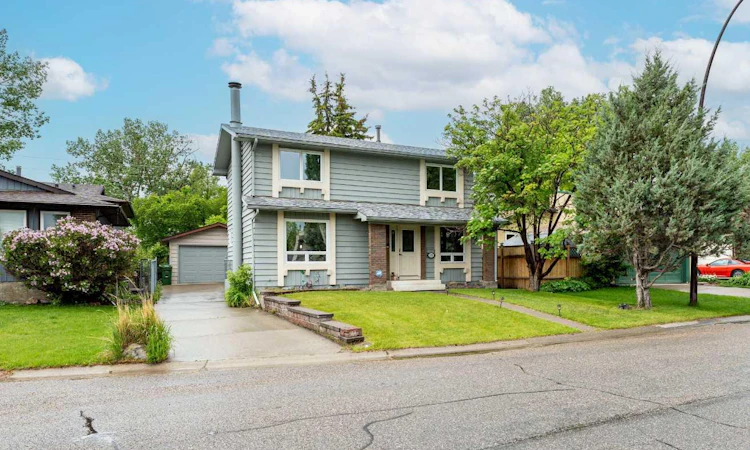 332 Deer Run Crescent SE