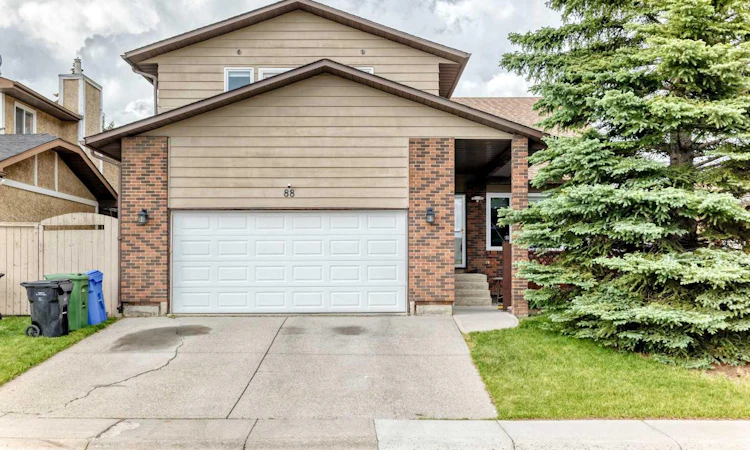 88 Castlefall Way NE