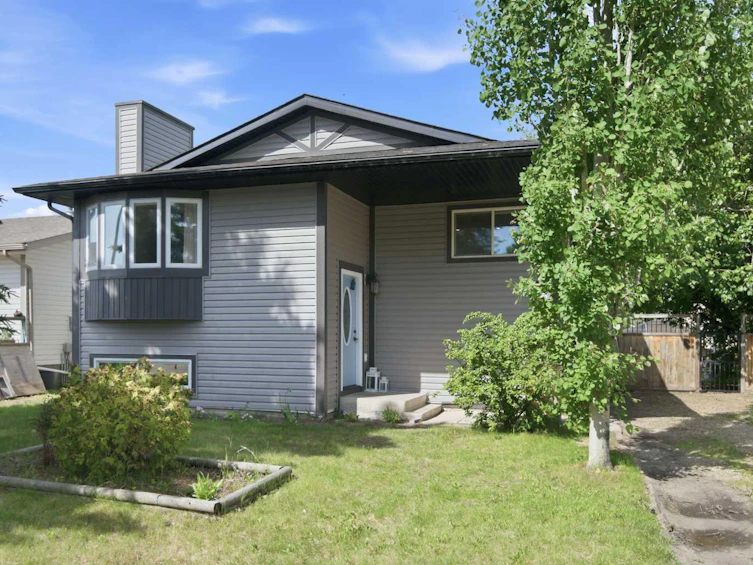 6 Maple Bay, Lacombe, AB, T4L 1V5