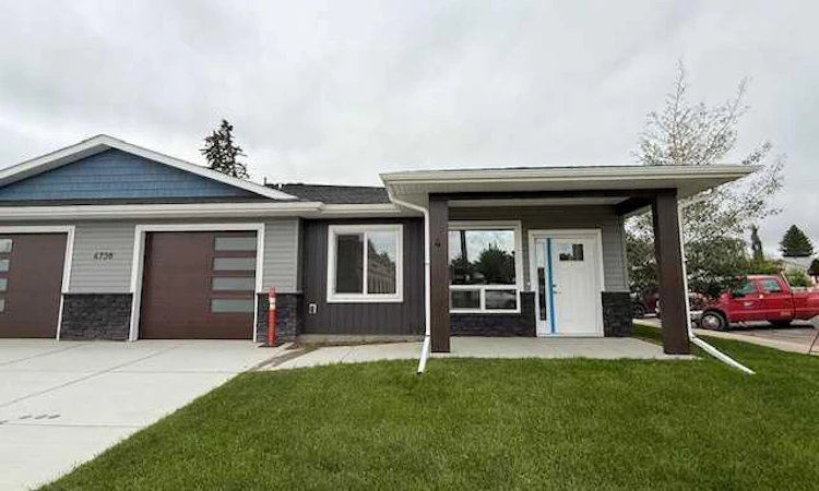 #4-4738 49a Avenue