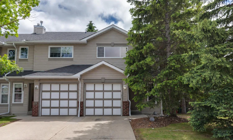902 Harvest Hills Drive NE