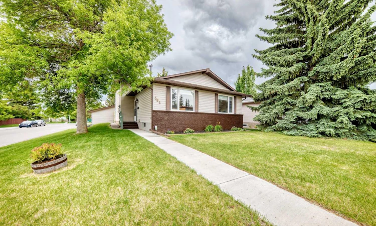 584 Woodhill Place SW