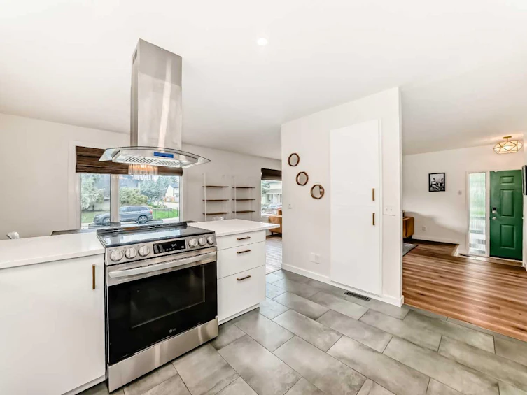 584 Woodhill Place SW, Calgary, AB, T2W 3L5 - 8