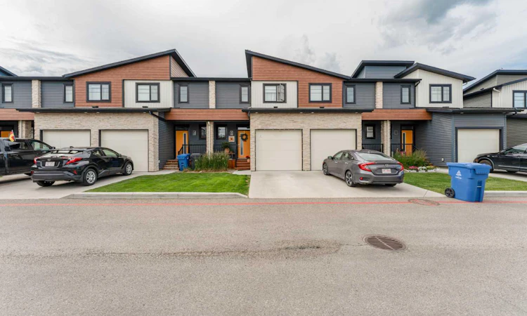 5-490 Highlands Boulevard W