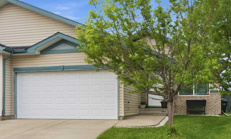 109 Canoe Square SW